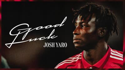 Josh Yaro en camiseta roja con mensaje de buena suerte