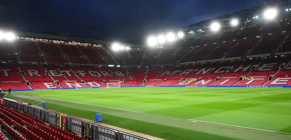 Vista del estadio Old Trafford con gradas vacías