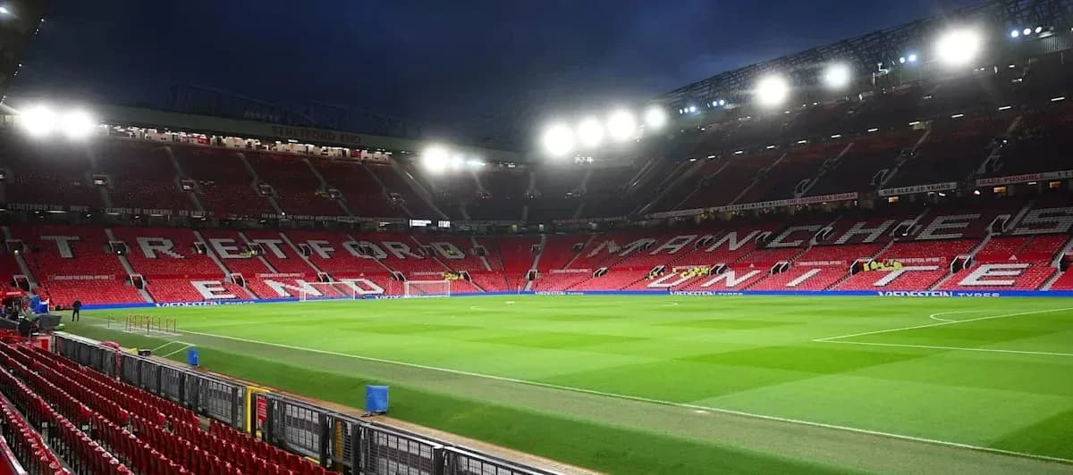Vista del estadio Old Trafford con gradas vacías