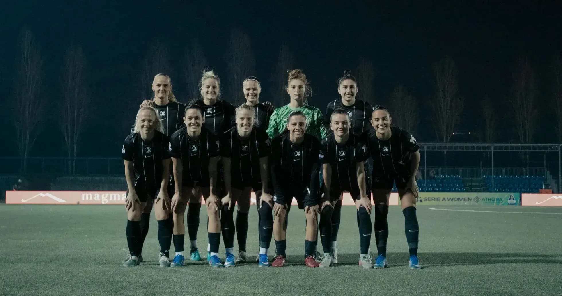 Equipo de fútbol femenino posando en el campo