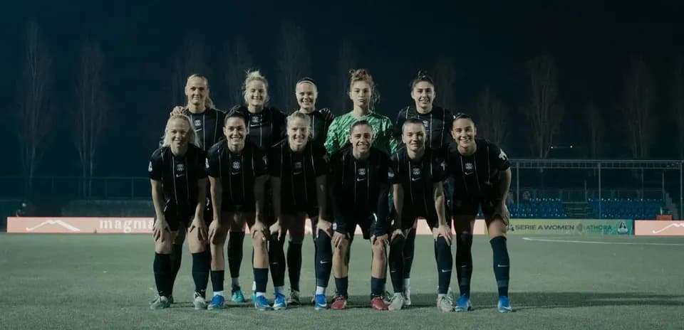 Equipo de fútbol femenino posando en el campo
