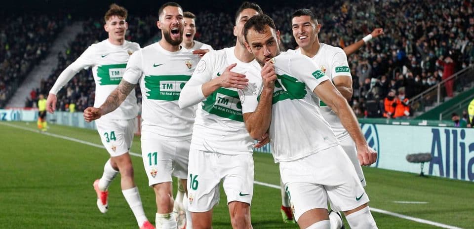 Jugadores de Elche celebrando un gol