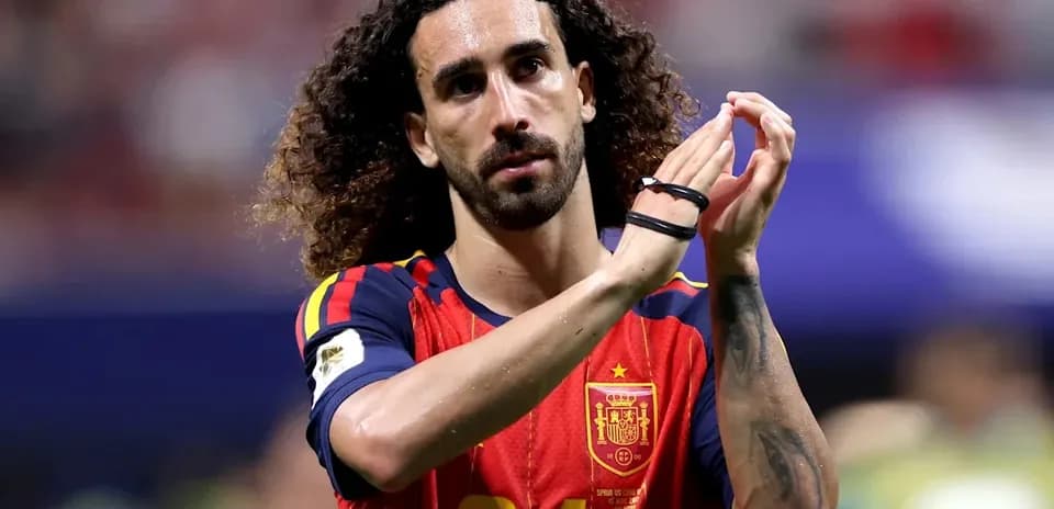 Jugador aplaudiendo en partido de fútbol