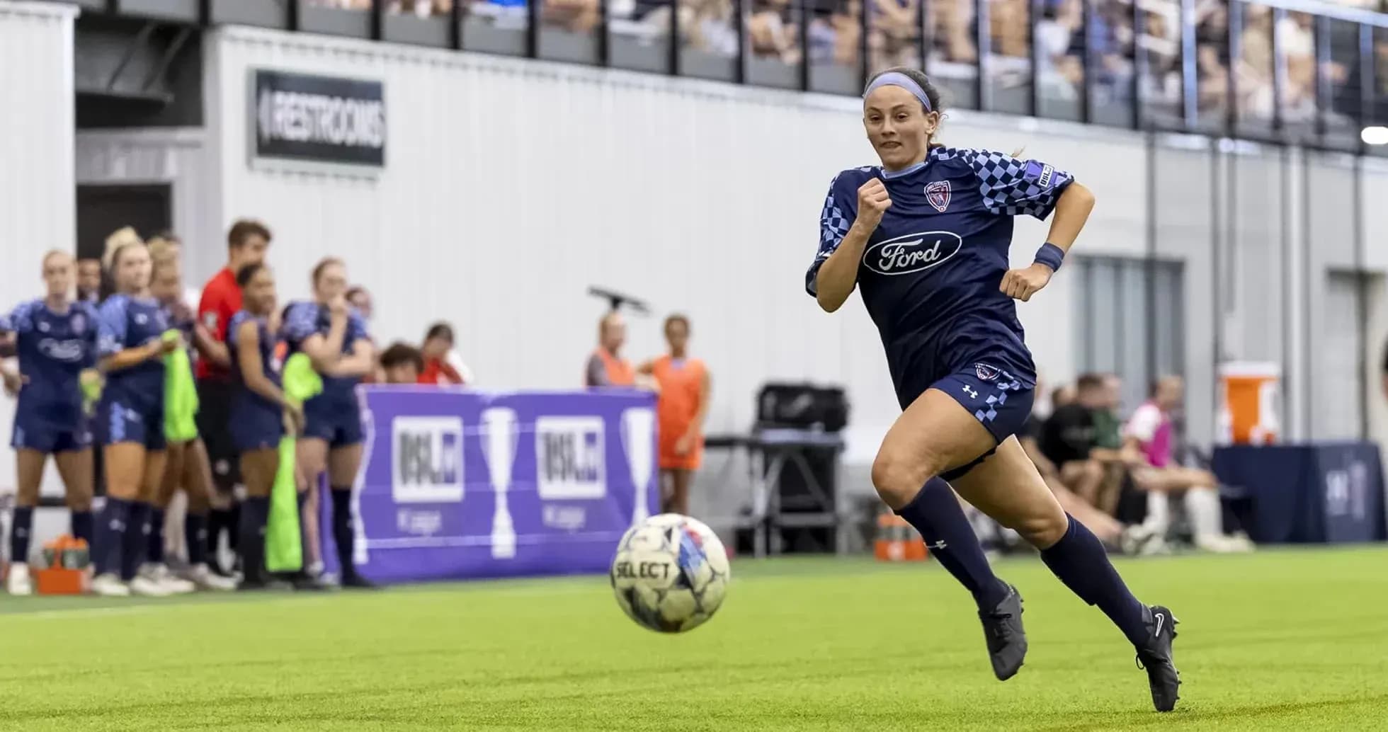 Jugadora corriendo durante partido de fútbol