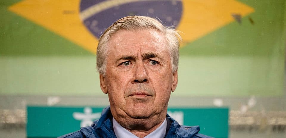 Entrenador en la banca con fondo de bandera brasileña