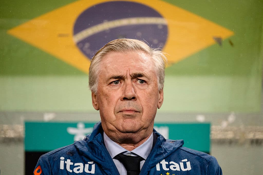 Entrenador en la banca con fondo de bandera brasileña