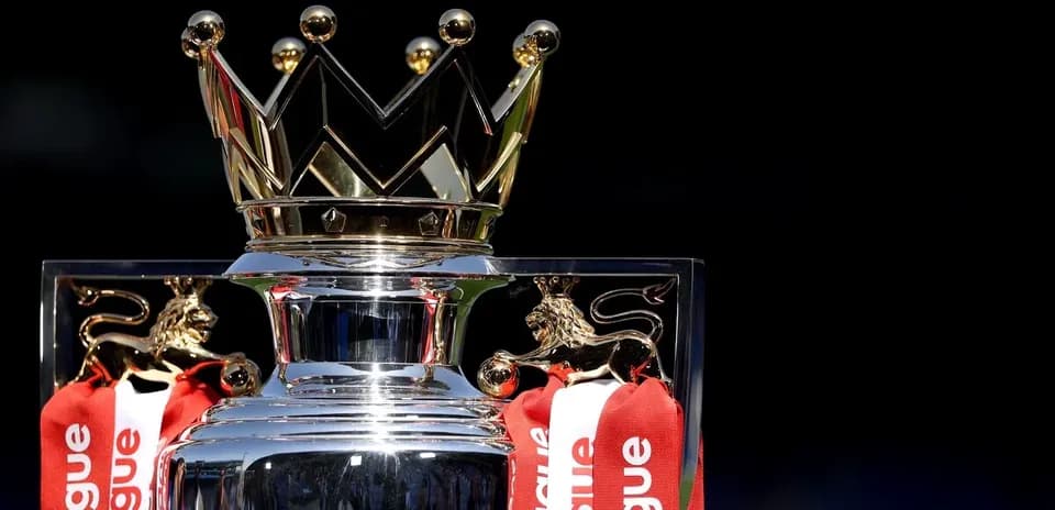 Trofeo de la Premier League con cintas rojas