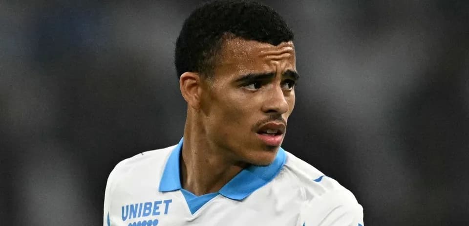 Jugador de fútbol con camiseta blanca y azul en acción