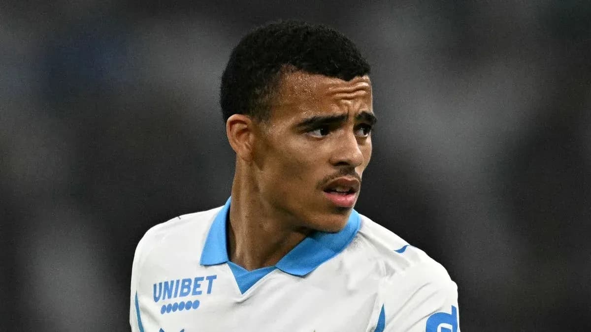 Jugador de fútbol con camiseta blanca y azul en acción