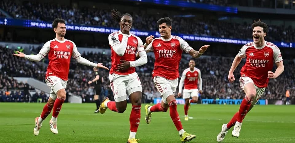 Jugadores del Arsenal celebrando un gol en el campo