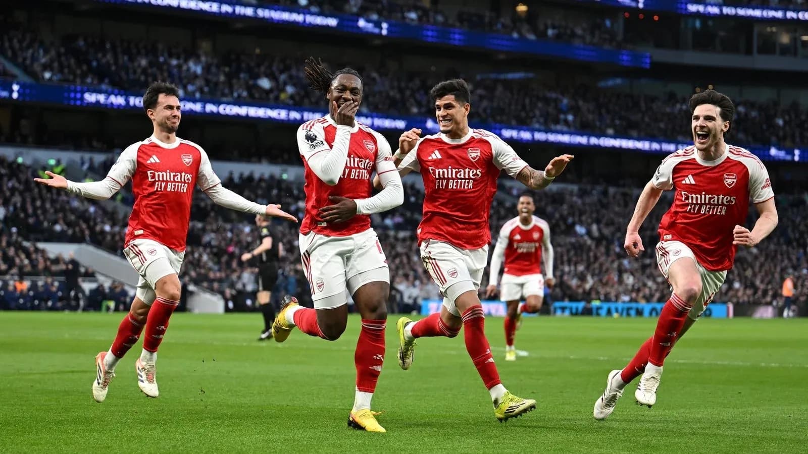 Jugadores del Arsenal celebrando un gol en el campo