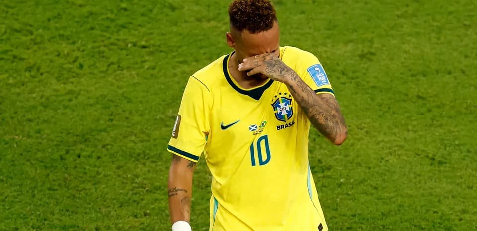 Jugador de Brasil con camiseta amarilla en el campo