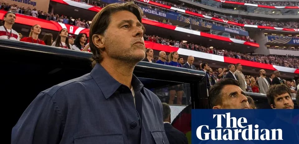 Entrenador en el banquillo durante el partido