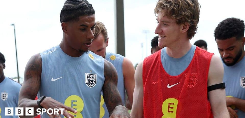 Jugadores conversando durante el entrenamiento de Inglaterra