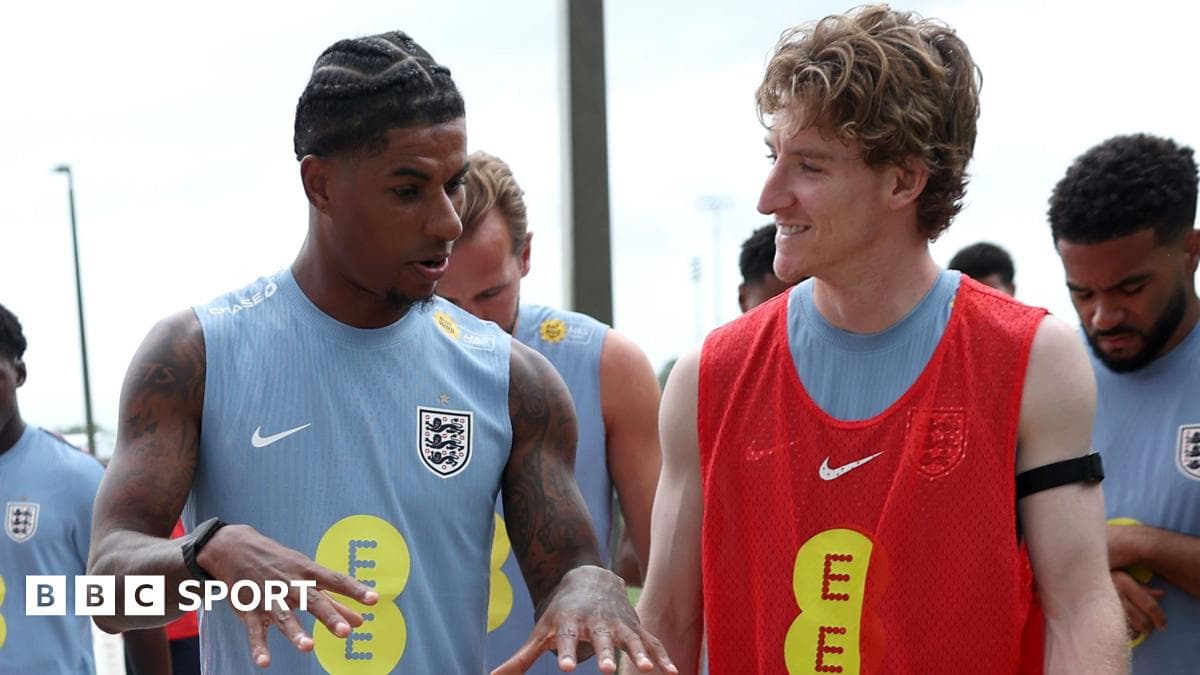 Jugadores conversando durante el entrenamiento de Inglaterra