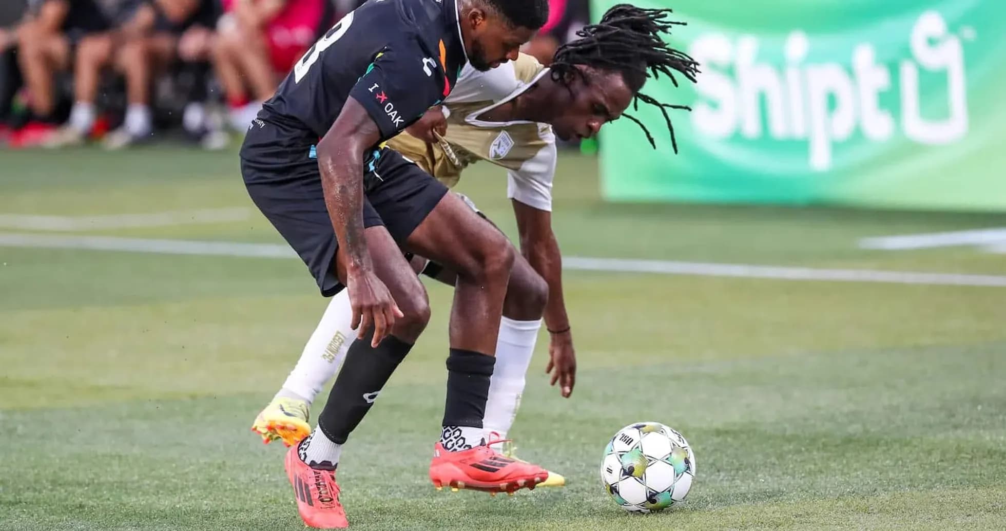 Dos jugadores luchando por el balón
