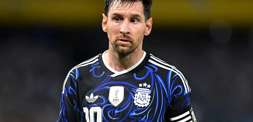 Lionel Messi en partido vistiendo camiseta argentina