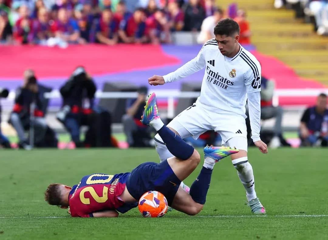 Jugador de Barcelona cae ante un rival del Madrid