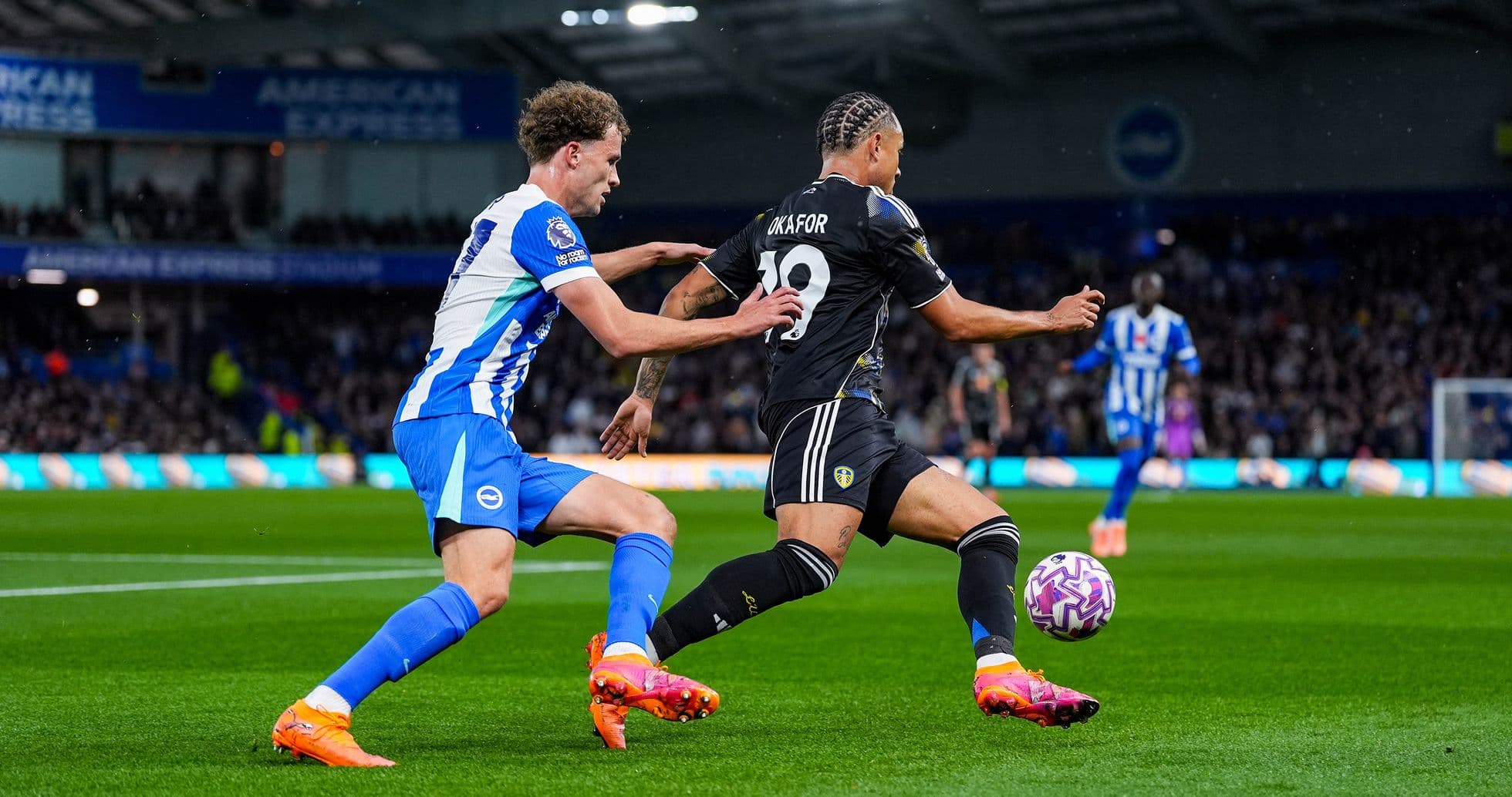 Jugador de Brighton persigue a un jugador de Leeds