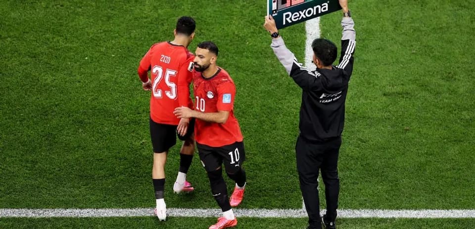 Cambio de jugador en partido de fútbol