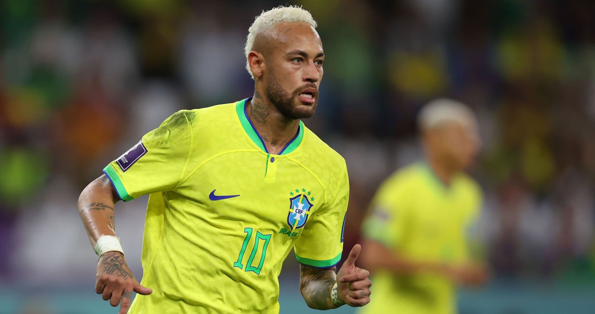 Neymar corriendo con la camiseta de Brasil en partido