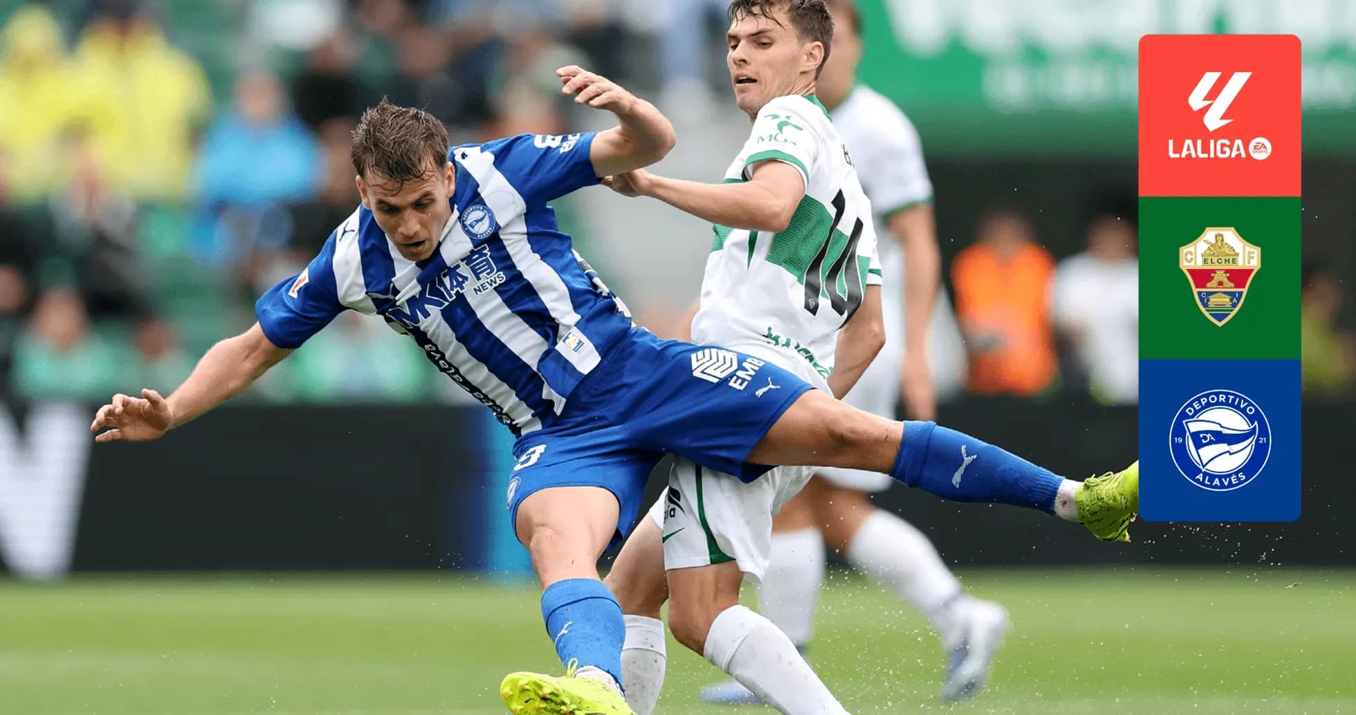 Elche y Alavés disputando el balón en La Liga