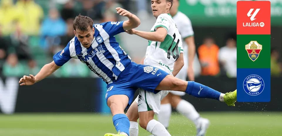 Elche y Alavés disputando el balón en La Liga