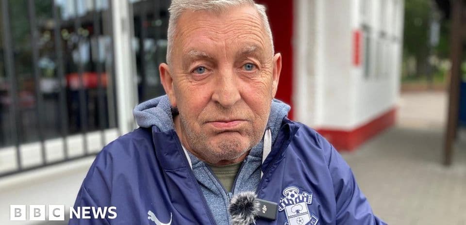 Hombre con chaqueta de Southampton FC sentado afuera