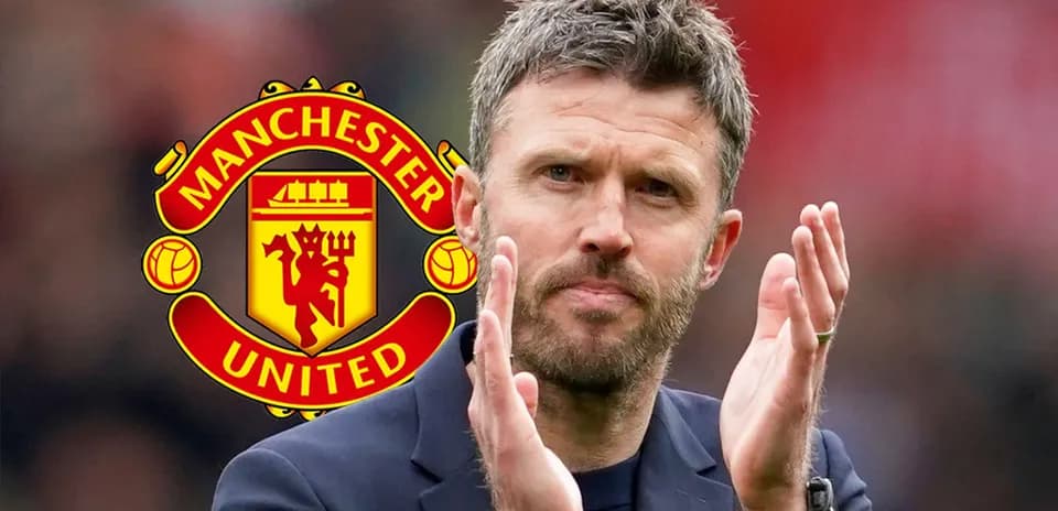 Entrenador aplaudiendo con escudo de Manchester United