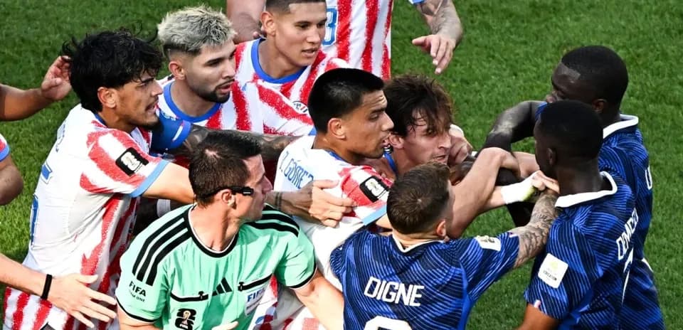 Jugadores de Paraguay y Francia en conflicto