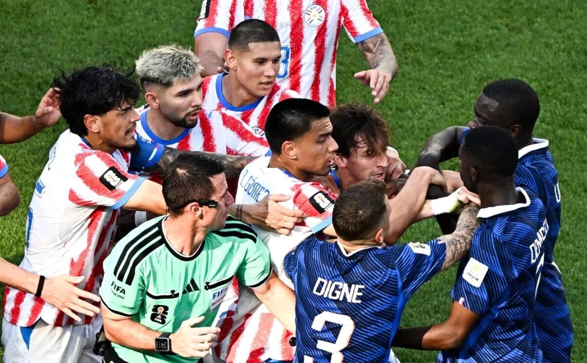 Jugadores de Paraguay y Francia en conflicto