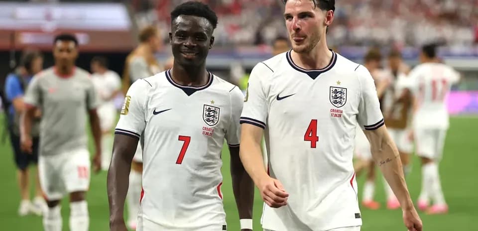 Jugadores de Inglaterra caminando tras el partido