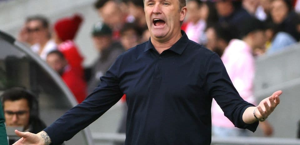 Entrenador gesticulando durante el partido