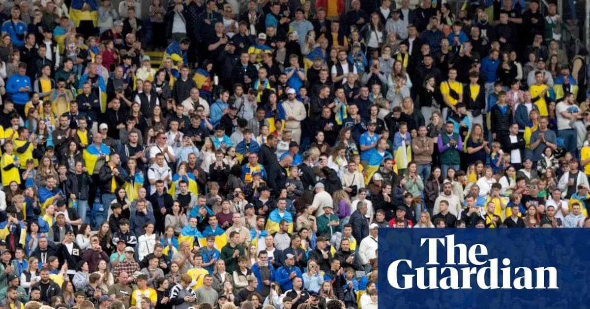 Aficionados animando en un estadio durante un partido