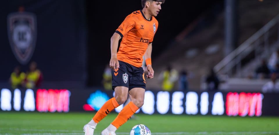 Jugador de Orange County SC con balón en campo