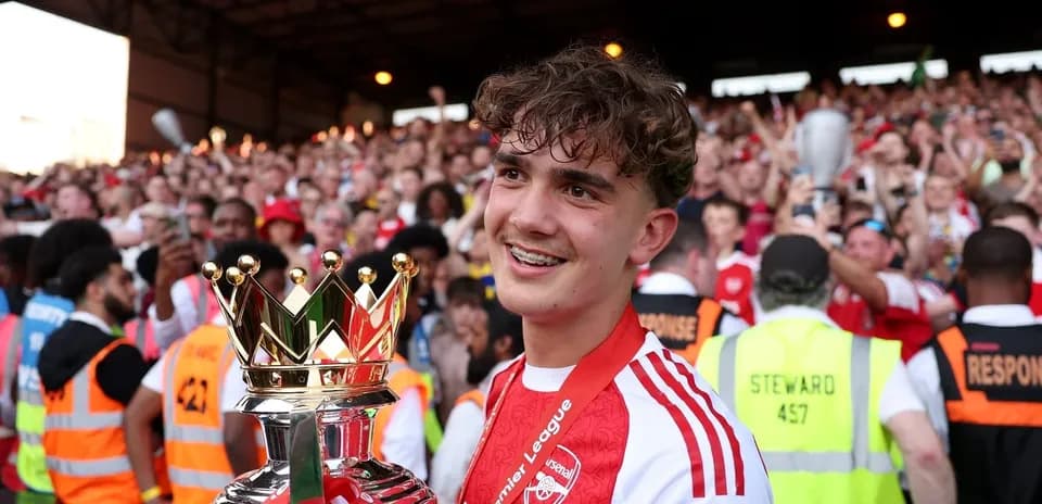 Jugador del Arsenal sosteniendo trofeo de Premier League