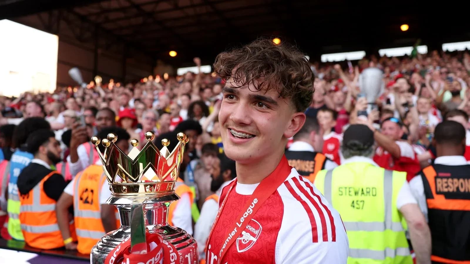 Jugador del Arsenal sosteniendo trofeo de Premier League