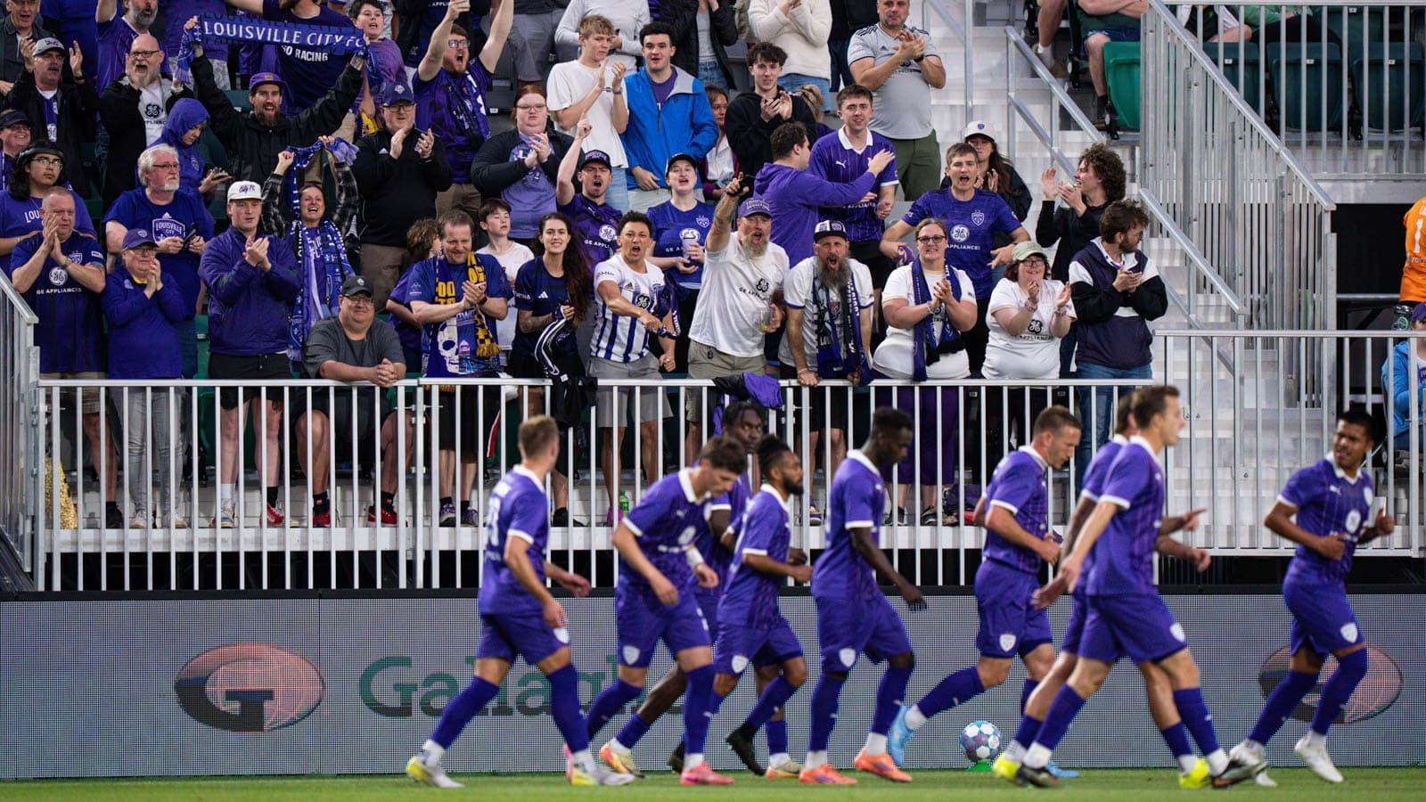 Aficionados de Louisville City animando al equipo Aficionados de Louisville City animando al equipo
