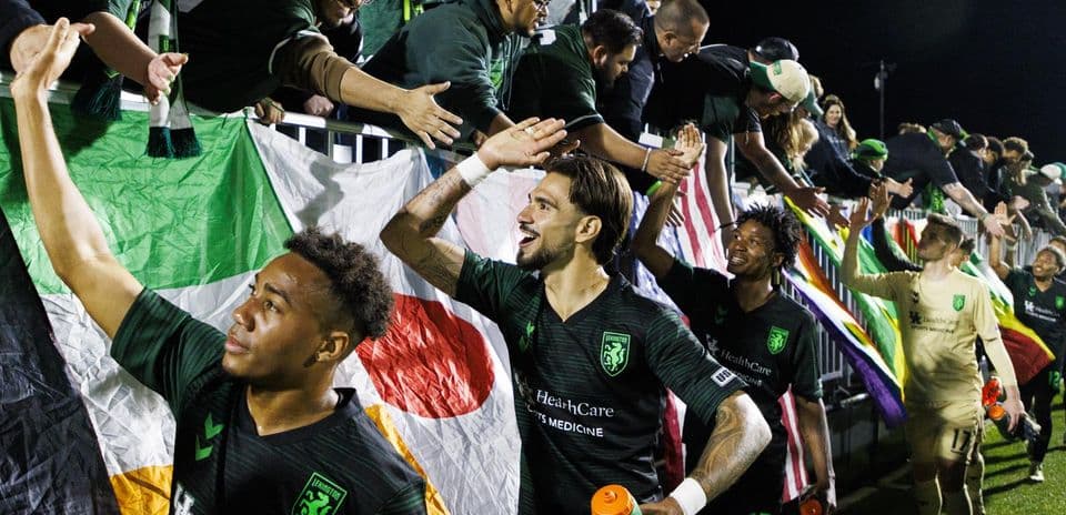 Jugadores de Lexington celebrando con los aficionados