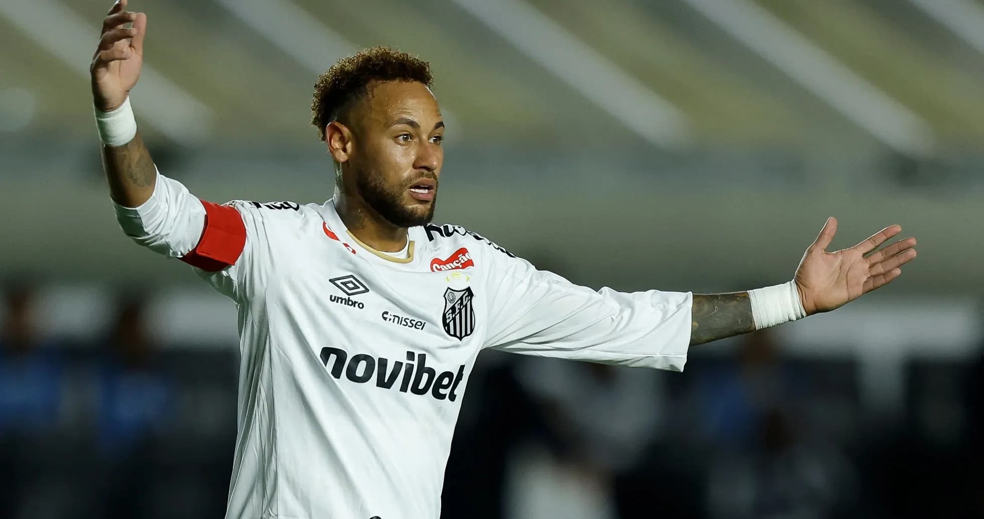 Neymar gesticulando durante un partido con Santos