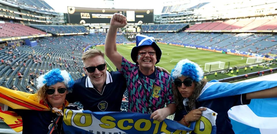 Aficionados de Escocia celebrando en el estadio