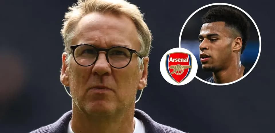 Hombre con gafas junto al logo de Arsenal