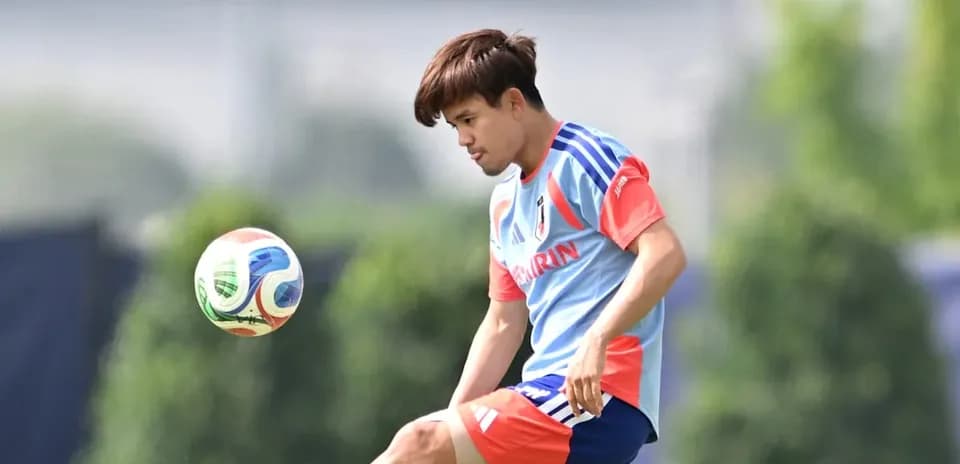 Jugador de Japón controlando un balón en entrenamiento
