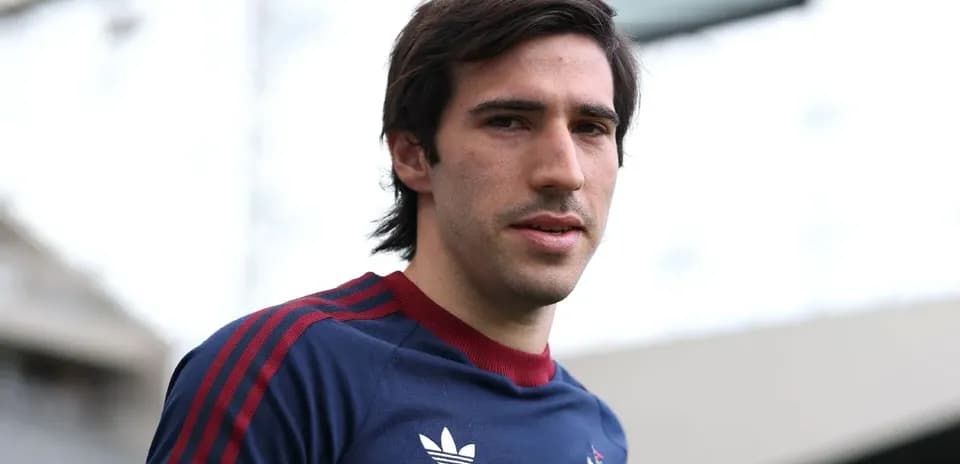Jugador posando en camiseta de entrenamiento del equipo