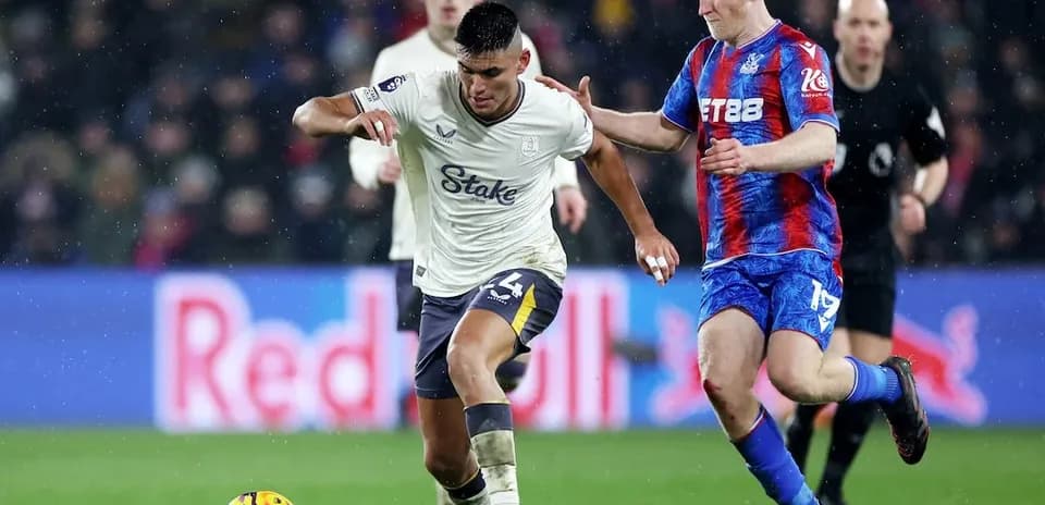 Jugadores compitiendo por el balón en el partido