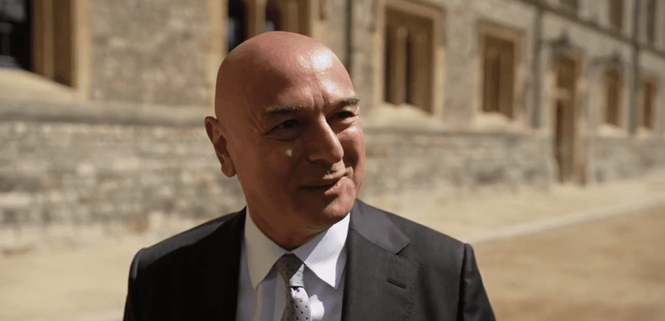 Hombre con traje hablando en exterior histórico