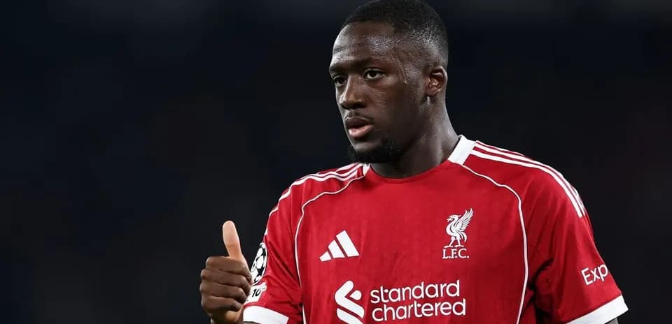 Jugador de Liverpool mostrando un pulgar arriba