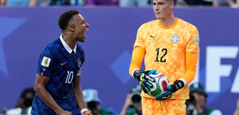 Jugador de Francia celebrando mientras portero paraguayo sostiene balón