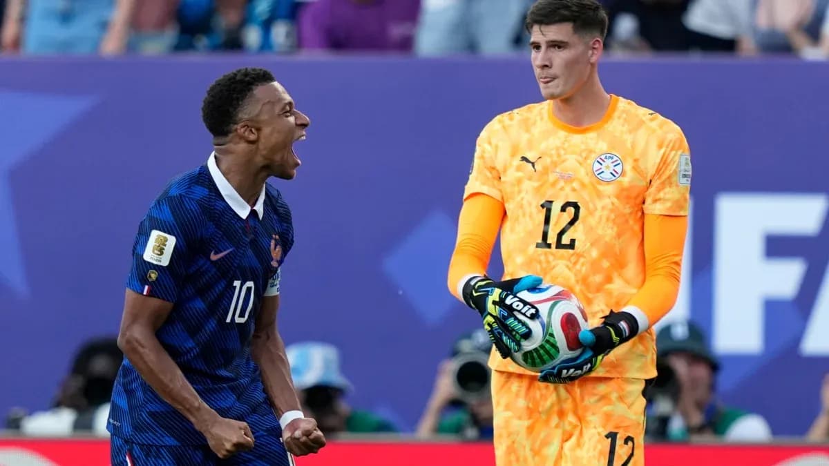 Jugador de Francia celebrando mientras portero paraguayo sostiene balón