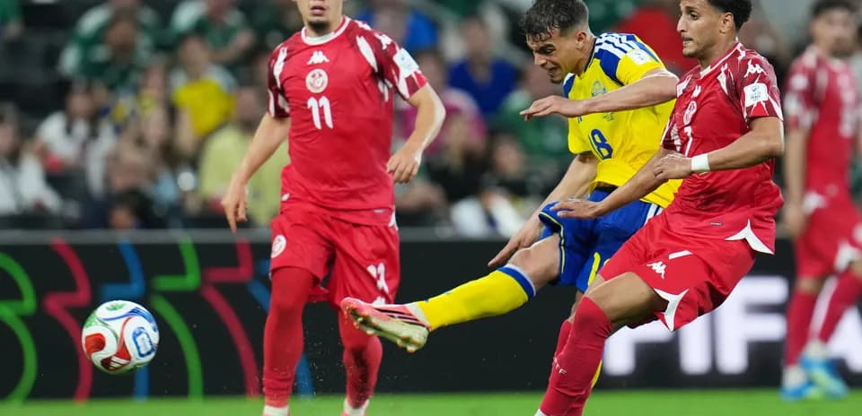 Jugador sueco en acción contra defensa tunecina